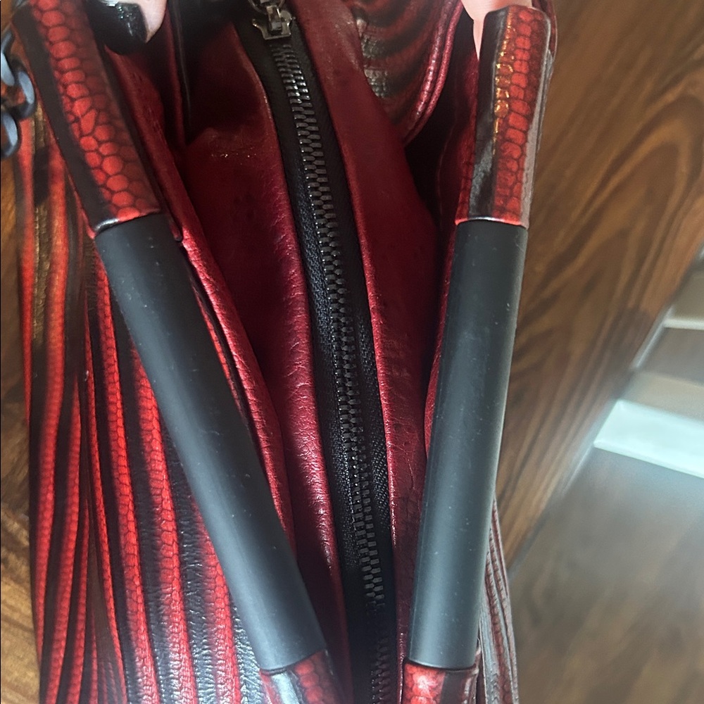 Elegant Red Striped Shoulder Bag - Picture 2 of 4